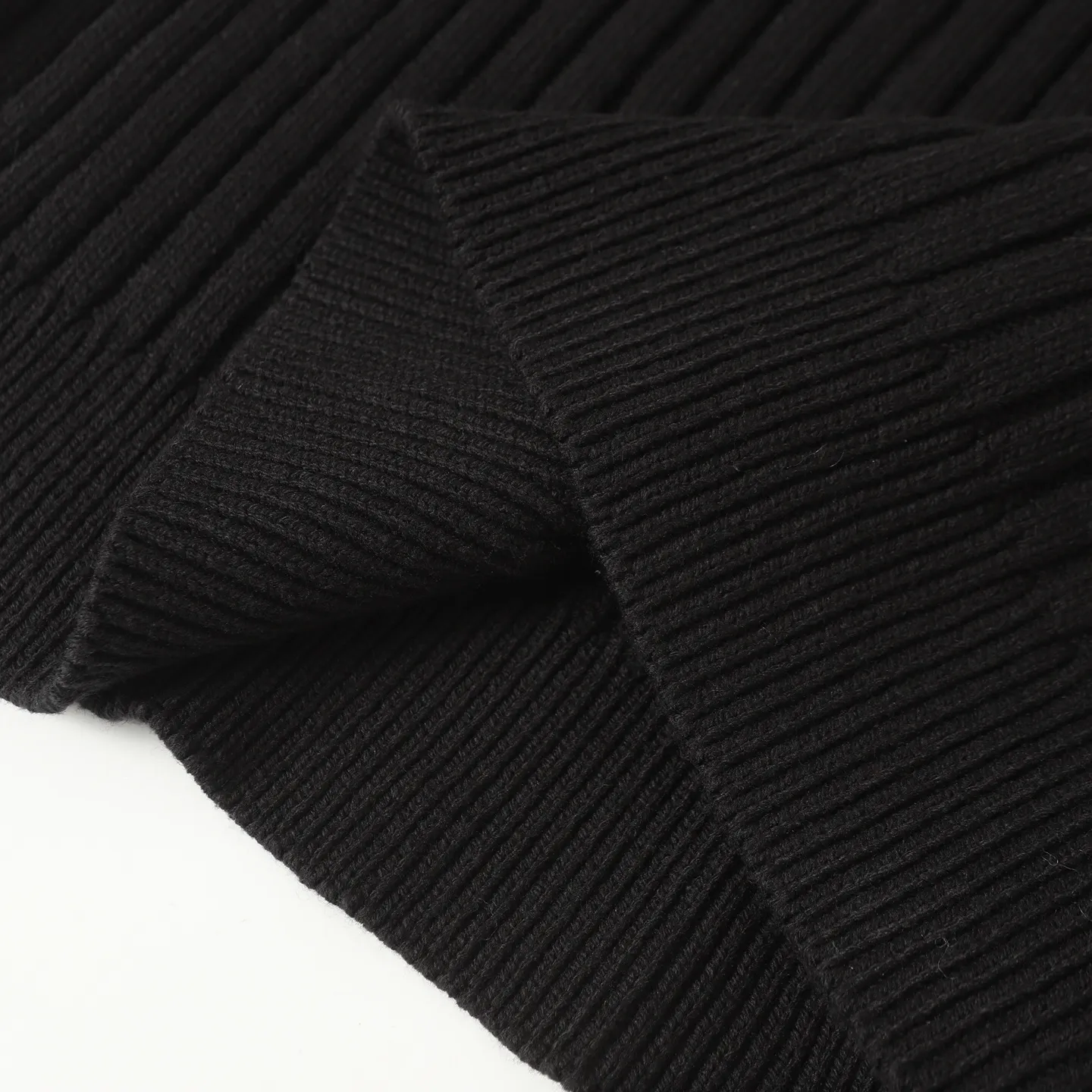 [Higher version] BLCG 25FW high-neck half-zip sweater with armbands. The core craftsmanship of this single product lies in the cross-border fusion of high-tech lamination and traditional knitting. The foundation of ready-made garments is made of high-elastic rough pit knitting, which achieves strong three-dimensional texture and excellent elasticity through thick gauge and special yarns. The elastic characteristics are mainly characterized by high Rebound, multi-directional extension and excellent recovery. Relying on the natural structural stretch of the rough ribbed structure and combining it with high-elastic yarns, it has high stretchability in both the longitudinal and transverse directions (up to 6-10cm). It has no sense of restraint when moving, and can quickly return to its original shape, resist wrinkles, maintain shape, and avoid sagging. The iconic Black polyurethane strip is precisely sewn to fit the uneven knitted surface. At the same time, the elasticity of the underlying knitted structure must not be damaged, and the luster and toughness of the strip itself should be maintained, integrating the decorative strip and functional structure into one. Size:S/M/L